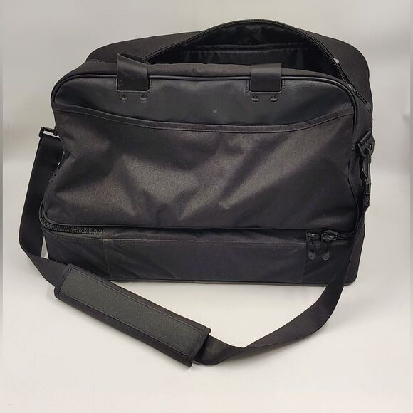 Nike Team Canada NHL Hockey Gym Travel Duffle Bag - Picture 2 of 9